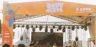A imagem mostra o palco principal do festival Som & Sol durante uma apresentação musical, ilustrando a proposta do evento de promover música ao vivo e integração do público em um espaço cultural ao ar livre.