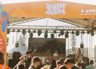 Festival Som & Sol estreia no domingo (16) com programação gratuita no Centro Histórico de São José A imagem mostra o palco principal do festival Som & Sol durante uma apresentação musical, ilustrando a proposta do evento de promover música ao vivo e integração do público em um espaço cultural ao ar livre.