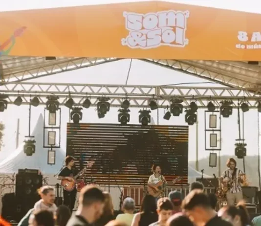 Festival Som & Sol estreia no domingo (16) com programação gratuita no Centro Histórico de São José A imagem mostra o palco principal do festival Som & Sol durante uma apresentação musical, ilustrando a proposta do evento de promover música ao vivo e integração do público em um espaço cultural ao ar livre.