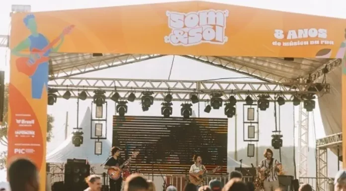 A imagem mostra o palco principal do festival Som & Sol durante uma apresentação musical, ilustrando a proposta do evento de promover música ao vivo e integração do público em um espaço cultural ao ar livre.