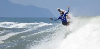 Atleta em ação sobre a onda, ilustrando a final do campeonato brasileiro de surfe.