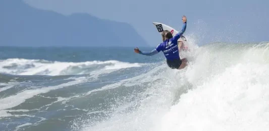 Florianópolis encerra temporada do surfe brasileiro com duas etapas do Dream Tour Atleta em ação sobre a onda, ilustrando a final do campeonato brasileiro de surfe.