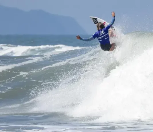 Florianópolis encerra temporada do surfe brasileiro com duas etapas do Dream Tour Atleta em ação sobre a onda, ilustrando a final do campeonato brasileiro de surfe.