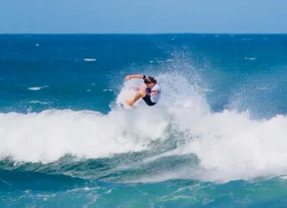 Laguna sediará o Campeonato Brasileiro de Surfe de Ondas Grandes Atleta executa manobra em onda durante a abertura do Campeonato Brasileiro de Surfe de Ondas Grandes, destacando a força e a técnica do esporte.