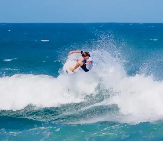 Laguna sediará o Campeonato Brasileiro de Surfe de Ondas Grandes Atleta executa manobra em onda durante a abertura do Campeonato Brasileiro de Surfe de Ondas Grandes, destacando a força e a técnica do esporte.