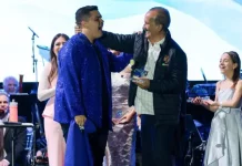 Governador Jorginho Mello entrega premiação aos vencedores do Santa Catarina Canta no palco.