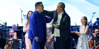Governador Jorginho Mello entrega premiação aos vencedores do Santa Catarina Canta no palco.