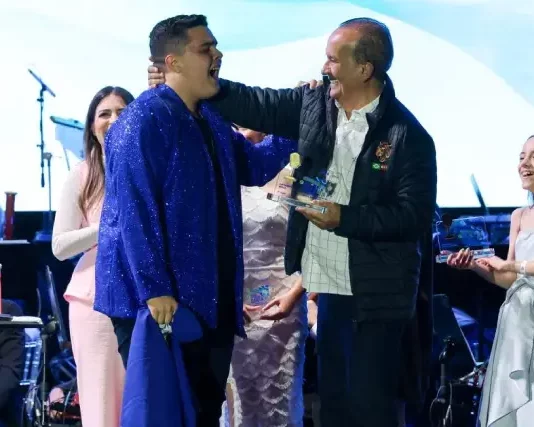 Governador Jorginho Mello entrega premiação aos vencedores do Santa Catarina Canta no palco.