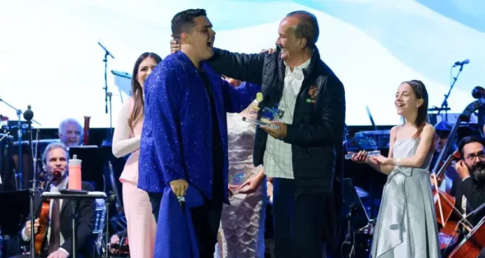 Governador Jorginho Mello entrega premiação aos vencedores do Santa Catarina Canta no palco.