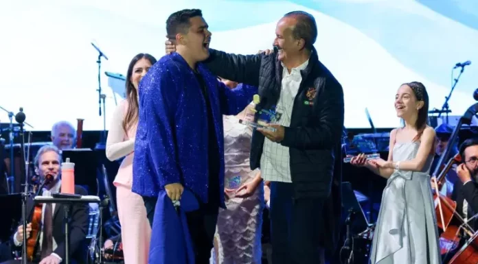Vozes das regiões Meio-Oeste e Sul são as grandes campeãs do Santa Catarina Canta Governador Jorginho Mello entrega premiação aos vencedores do Santa Catarina Canta no palco.