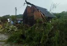Bombeiros atendem mais de 230 ocorrências provocadas pelos ventos que atingem Santa Catarina Casa com parte do telhado destruída e árvores caídas após ventos fortes, ilustrando os danos provocados pelo mau tempo em Santa Catarina.
