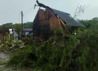 Bombeiros atendem mais de 230 ocorrências provocadas pelos ventos que atingem Santa Catarina Casa com parte do telhado destruída e árvores caídas após ventos fortes, ilustrando os danos provocados pelo mau tempo em Santa Catarina.