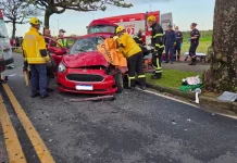 Bombeiros trabalhando na remoção de vítimas presas às ferragens após acidente de trânsito entre carro e ônibus na Costeira, em Florianópolis.