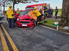 Bombeiros trabalhando na remoção de vítimas presas às ferragens após acidente de trânsito entre carro e ônibus na Costeira, em Florianópolis.