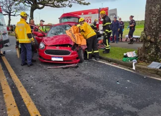 Bombeiros trabalhando na remoção de vítimas presas às ferragens após acidente de trânsito entre carro e ônibus na Costeira, em Florianópolis.