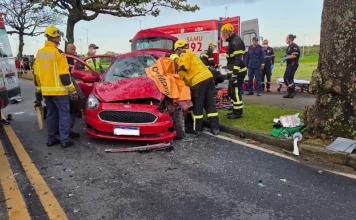 Bombeiros trabalhando na remoção de vítimas presas às ferragens após acidente de trânsito entre carro e ônibus na Costeira, em Florianópolis.