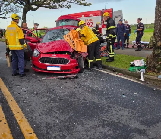 Bombeiros trabalhando na remoção de vítimas presas às ferragens após acidente de trânsito entre carro e ônibus na Costeira, em Florianópolis.