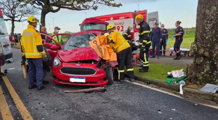 Acidente entre carro e ônibus deixa duas mortes na Costeira, em Florianópolis Bombeiros trabalhando na remoção de vítimas presas às ferragens após acidente de trânsito entre carro e ônibus na Costeira, em Florianópolis.