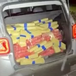 Foto mostra o carro apreendido pela polícia durante operação em Lages, com grande quantidade de drogas no porta-malas, evidenciando a ação de combate ao tráfico.