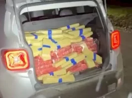 Foto mostra o carro apreendido pela polícia durante operação em Lages, com grande quantidade de drogas no porta-malas, evidenciando a ação de combate ao tráfico.