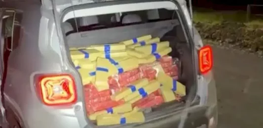 Foto mostra o carro apreendido pela polícia durante operação em Lages, com grande quantidade de drogas no porta-malas, evidenciando a ação de combate ao tráfico.