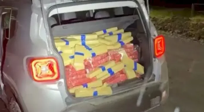 Foto mostra o carro apreendido pela polícia durante operação em Lages, com grande quantidade de drogas no porta-malas, evidenciando a ação de combate ao tráfico.