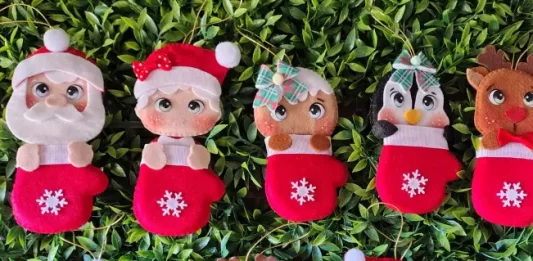 peças produzidas no ateliê organizadas para ilustrar a variedade de produtos oferecidos