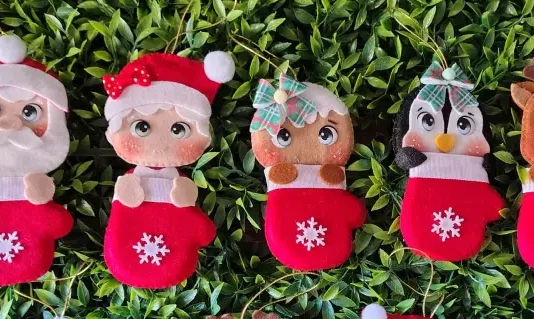 peças produzidas no ateliê organizadas para ilustrar a variedade de produtos oferecidos