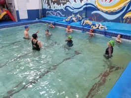 Crianças participando de aulas de natação com instrutores, ilustrando o projeto voltado à prevenção de afogamentos em São José.