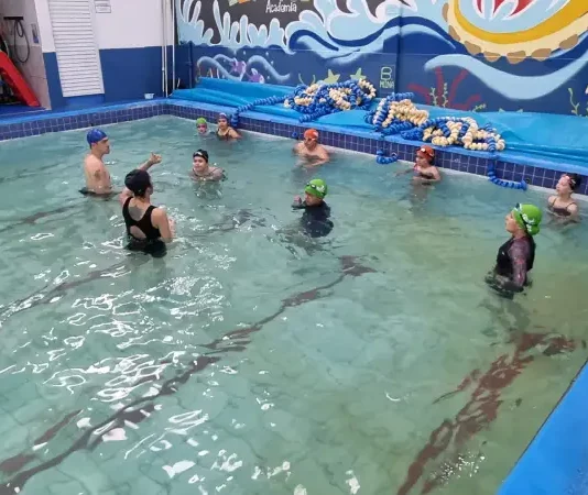 Crianças participando de aulas de natação com instrutores, ilustrando o projeto voltado à prevenção de afogamentos em São José.