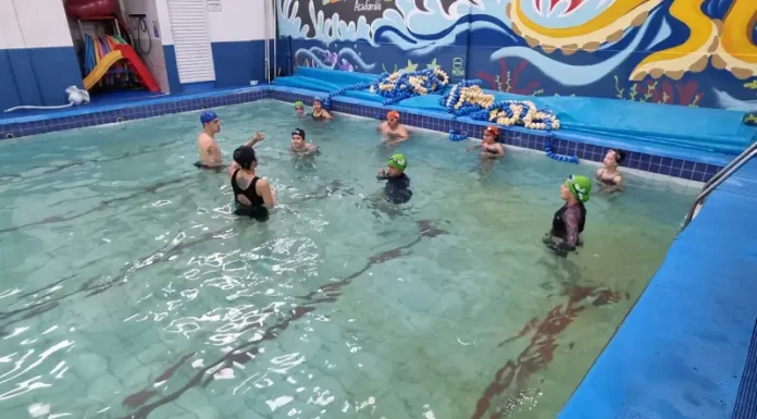 São José oferece aulas de natação para crianças com foco na prevenção de afogamentos Crianças participando de aulas de natação com instrutores, ilustrando o projeto voltado à prevenção de afogamentos em São José.