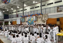 Educandário Santa Catarina sedia o 23º Encontro Nacional de Capoeira Alunos do Educandário Santa Catarina com trajes de capoeira participam da cerimônia de troca de faixa no ginásio, durante o Encontro Nacional de Capoeira.