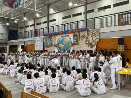 Educandário Santa Catarina sedia o 23º Encontro Nacional de Capoeira Alunos do Educandário Santa Catarina com trajes de capoeira participam da cerimônia de troca de faixa no ginásio, durante o Encontro Nacional de Capoeira.