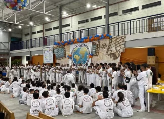 Educandário Santa Catarina sedia o 23º Encontro Nacional de Capoeira Alunos do Educandário Santa Catarina com trajes de capoeira participam da cerimônia de troca de faixa no ginásio, durante o Encontro Nacional de Capoeira.
