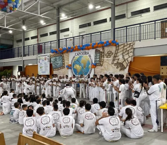 Educandário Santa Catarina sedia o 23º Encontro Nacional de Capoeira Alunos do Educandário Santa Catarina com trajes de capoeira participam da cerimônia de troca de faixa no ginásio, durante o Encontro Nacional de Capoeira.