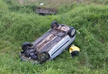 bombeiro fazendo resgate de vítima em carro que capotou na SC-281