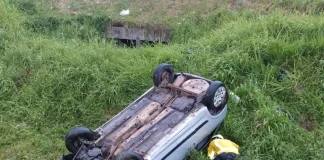 bombeiro fazendo resgate de vítima em carro que capotou na SC-281