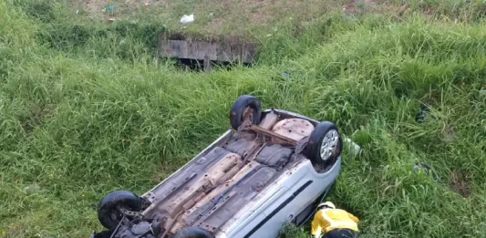 Carro com oito ocupantes capota na SC-281 em São José bombeiro fazendo resgate de vítima em carro que capotou na SC-281