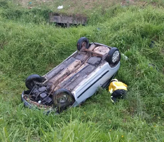 bombeiro fazendo resgate de vítima em carro que capotou na SC-281