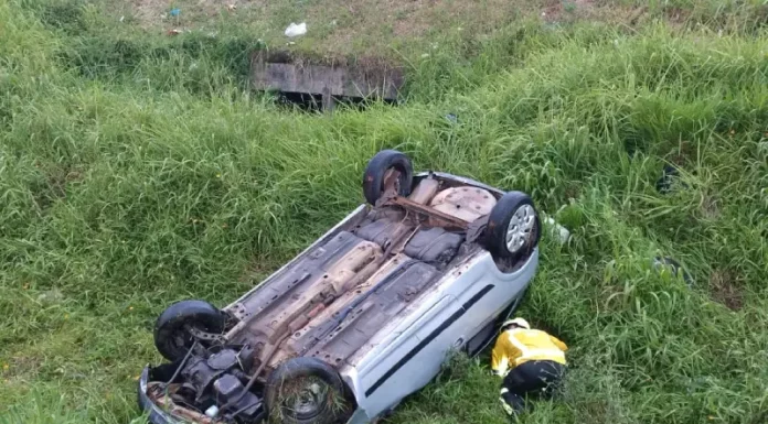 Carro com oito ocupantes capota na SC-281 em São José bombeiro fazendo resgate de vítima em carro que capotou na SC-281