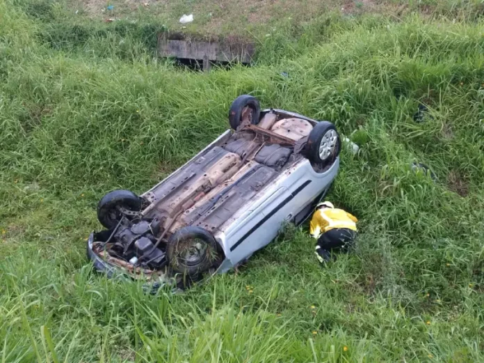 carro capotado bombeiro fazendo resgate de vítima em carro que capotou na SC-281