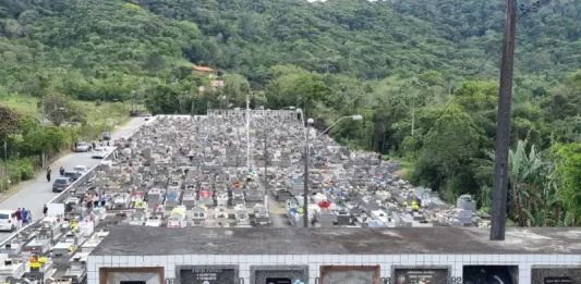Foto do Cemitério de Barreiros usada para ilustrar o funcionamento e a estrutura do sistema funerário de São José.