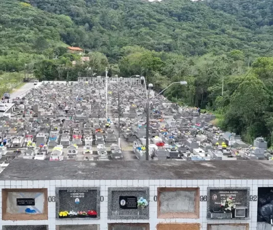 Foto do Cemitério de Barreiros usada para ilustrar o funcionamento e a estrutura do sistema funerário de São José.