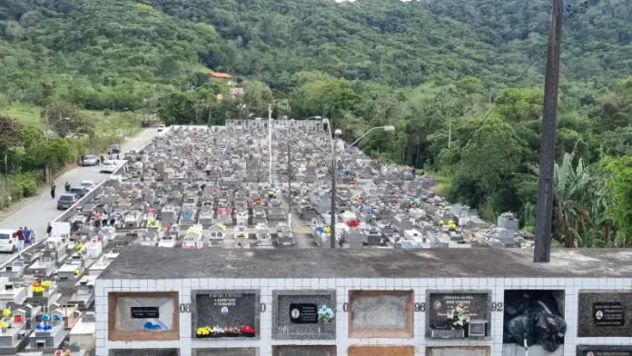 cemitério de Barreiros (1) Foto do Cemitério de Barreiros usada para ilustrar o funcionamento e a estrutura do sistema funerário de São José.