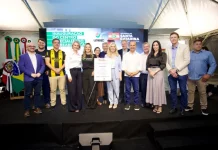 Criciúma ganha novo Centro Especializado de Reabilitação com atendimento pelo SUS A foto registra autoridades, representantes da Unesc e do Governo de Santa Catarina reunidos no palco durante a inauguração do Centro Especializado de Reabilitação, destacando a formalização e a entrega oficial do novo serviço à população.