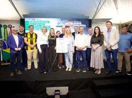 Criciúma ganha novo Centro Especializado de Reabilitação com atendimento pelo SUS A foto registra autoridades, representantes da Unesc e do Governo de Santa Catarina reunidos no palco durante a inauguração do Centro Especializado de Reabilitação, destacando a formalização e a entrega oficial do novo serviço à população.