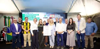A foto registra autoridades, representantes da Unesc e do Governo de Santa Catarina reunidos no palco durante a inauguração do Centro Especializado de Reabilitação, destacando a formalização e a entrega oficial do novo serviço à população.