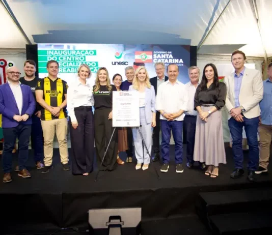 Criciúma ganha novo Centro Especializado de Reabilitação com atendimento pelo SUS A foto registra autoridades, representantes da Unesc e do Governo de Santa Catarina reunidos no palco durante a inauguração do Centro Especializado de Reabilitação, destacando a formalização e a entrega oficial do novo serviço à população.
