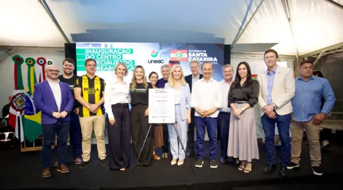 Criciúma ganha novo Centro Especializado de Reabilitação com atendimento pelo SUS A foto registra autoridades, representantes da Unesc e do Governo de Santa Catarina reunidos no palco durante a inauguração do Centro Especializado de Reabilitação, destacando a formalização e a entrega oficial do novo serviço à população.