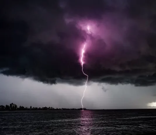 Ciclone extratropical e frente fria devem provocar ventos fortes e chuva intensa no Estado, alerta Defesa Civil Relâmpago atinge o mar durante temporal, ilustrando o alerta da Defesa Civil sobre a chegada de um ciclone extratropical com ventos fortes e chuva intensa em Santa Catarina.